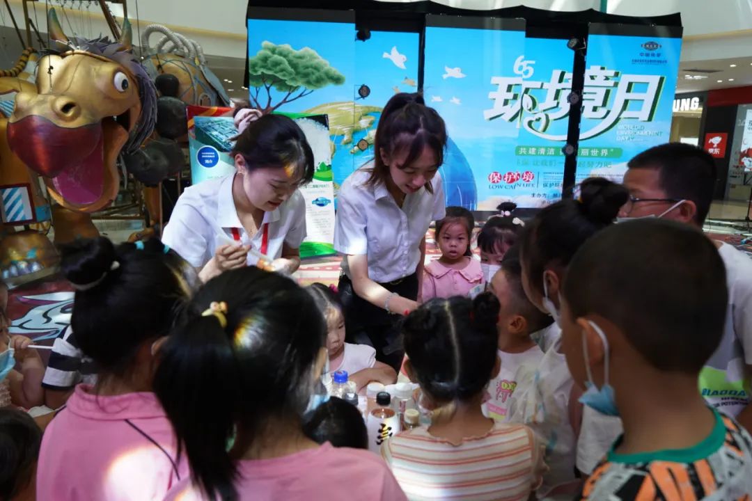 2022年6月3日，好博网页版_好博（中国）所属东华天业公司联合新疆建设兵团第八师石河子市生态环境局在新疆万达商场举办“共建清洁美丽世界”六五环境日公益宣传活动